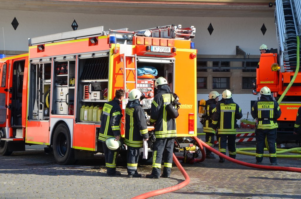 Feuer 3 Dachstuhlbrand Koeln Rath Heumar Gut Maarhausen Eilerstr P247.JPG